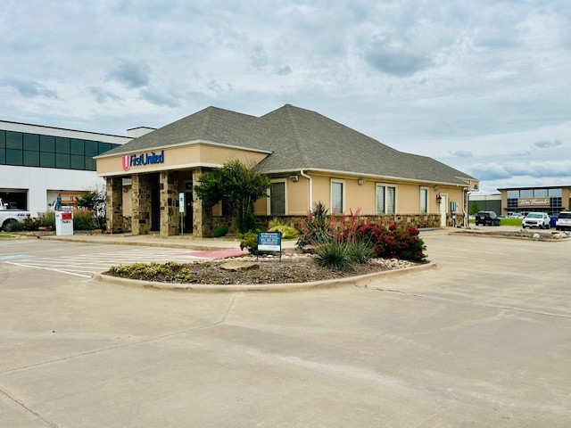 First United Bank - Sanger - exterior parking lot