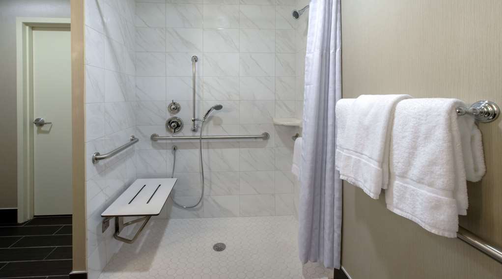 Guest room bath
