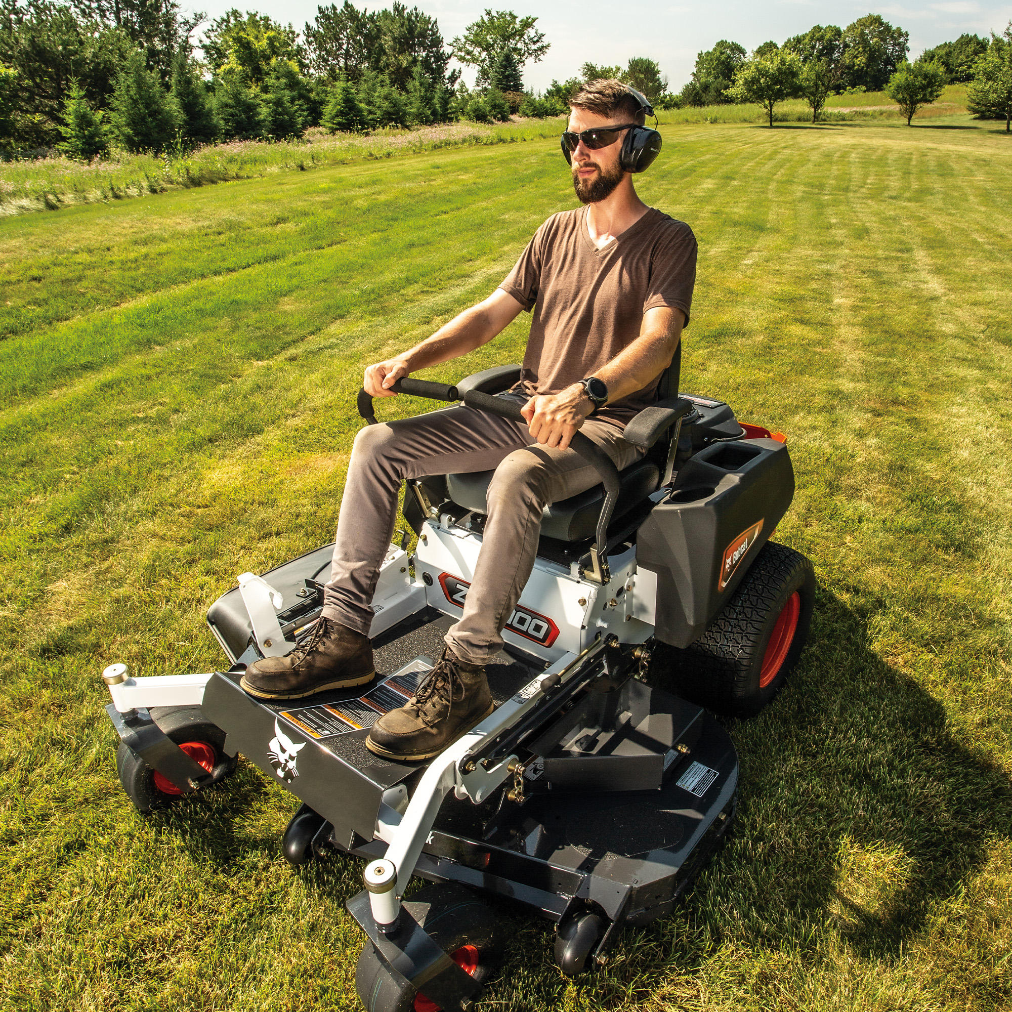 A Bobcat ZT2000 zero-turn mower G.C. DUKE EQUIPMENT LTD Burlington (800)883-0761