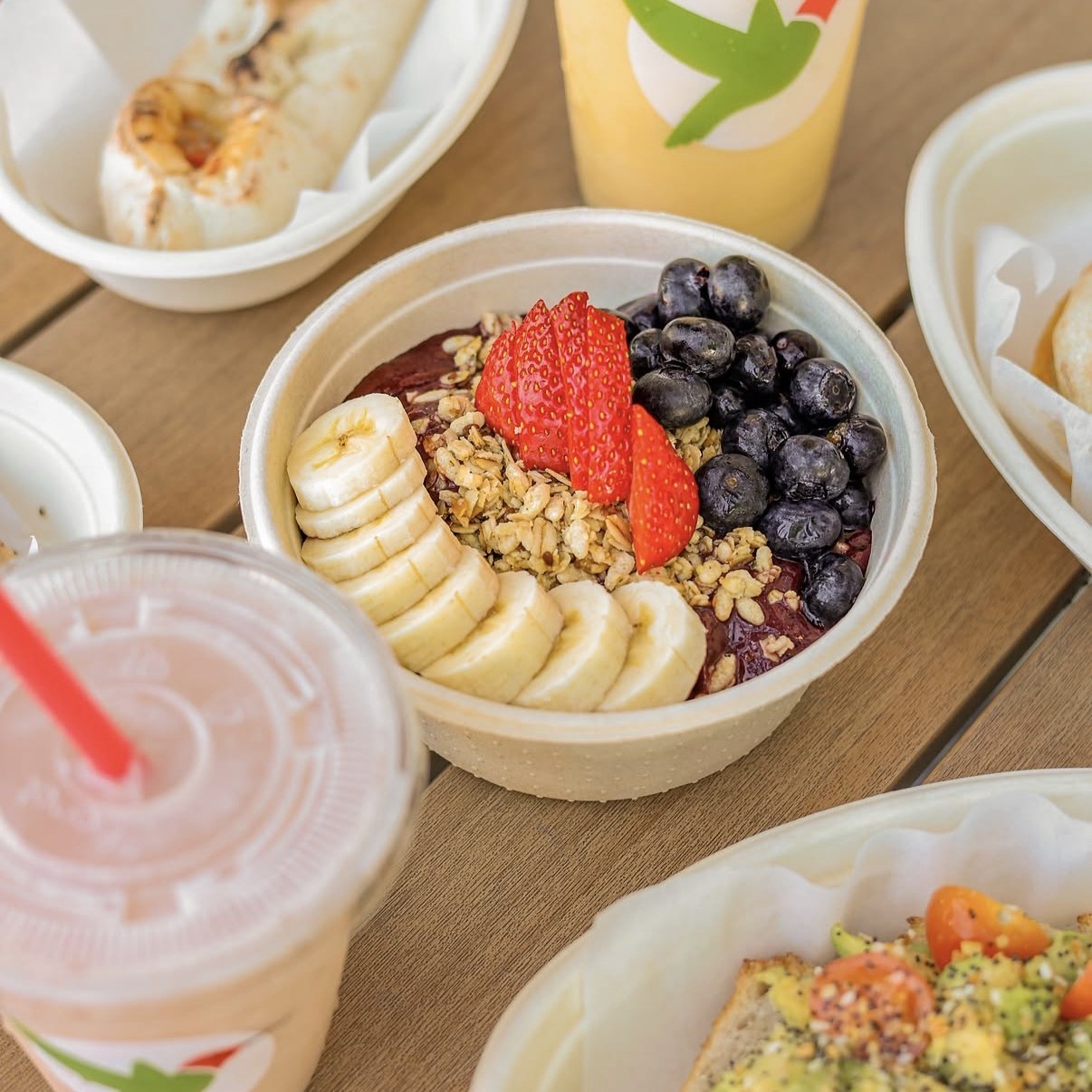 Robeks is here to satisfy all of your cravings! Whether it's an acai bowl, smoothie, Harmonious Bite, fresh juice or toast, we've got you covered!
