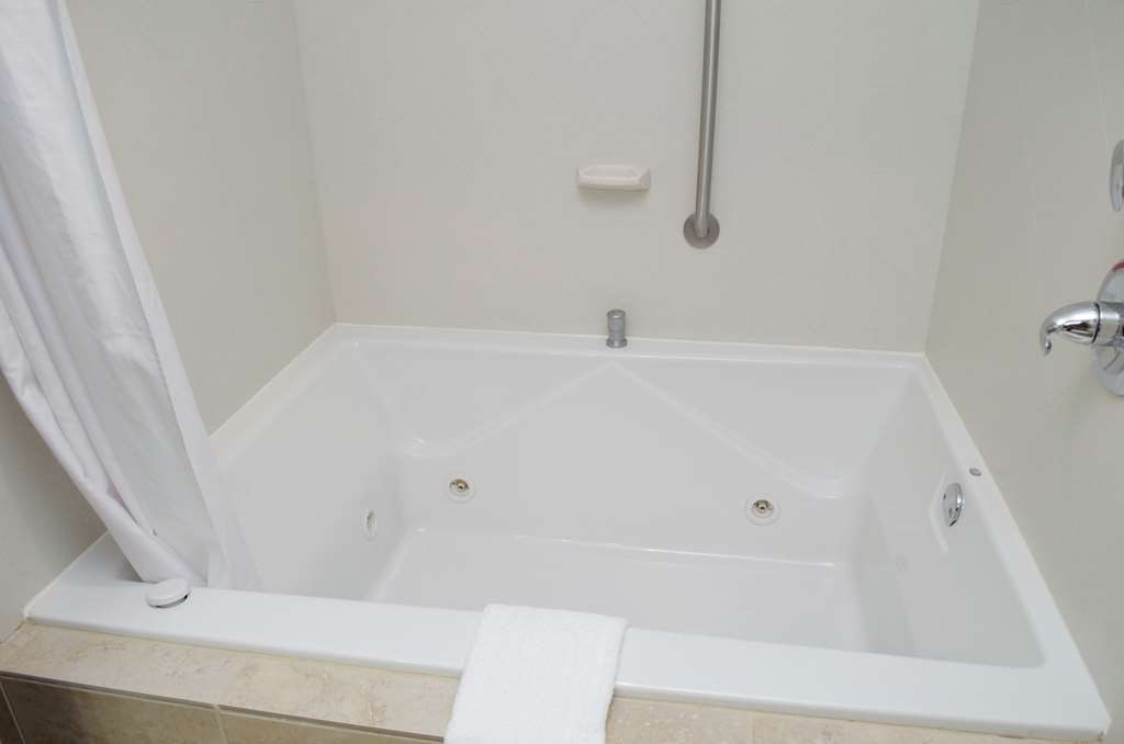 Guest room bath