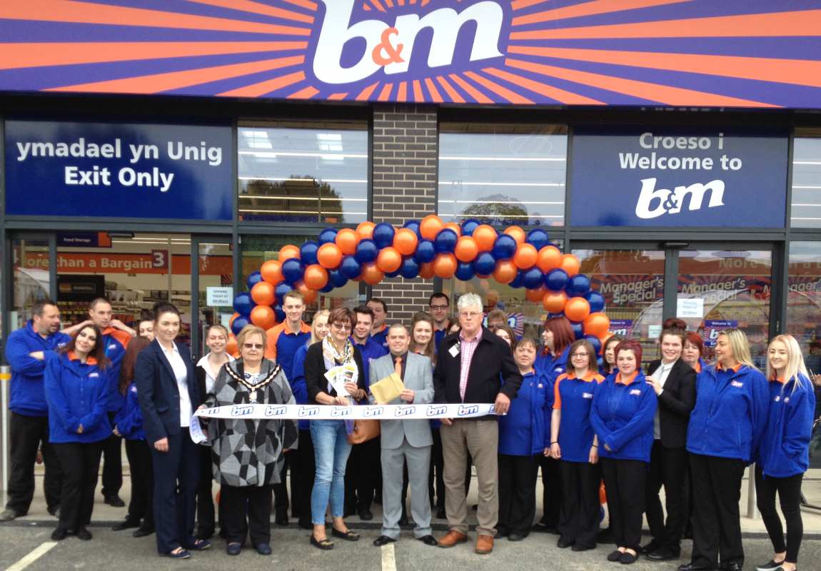 B&M Welshpool was officially opened by Rosanne Corfield from local charity Heulwen Trust, who also gratefully received £250 worth of B&M vouchers