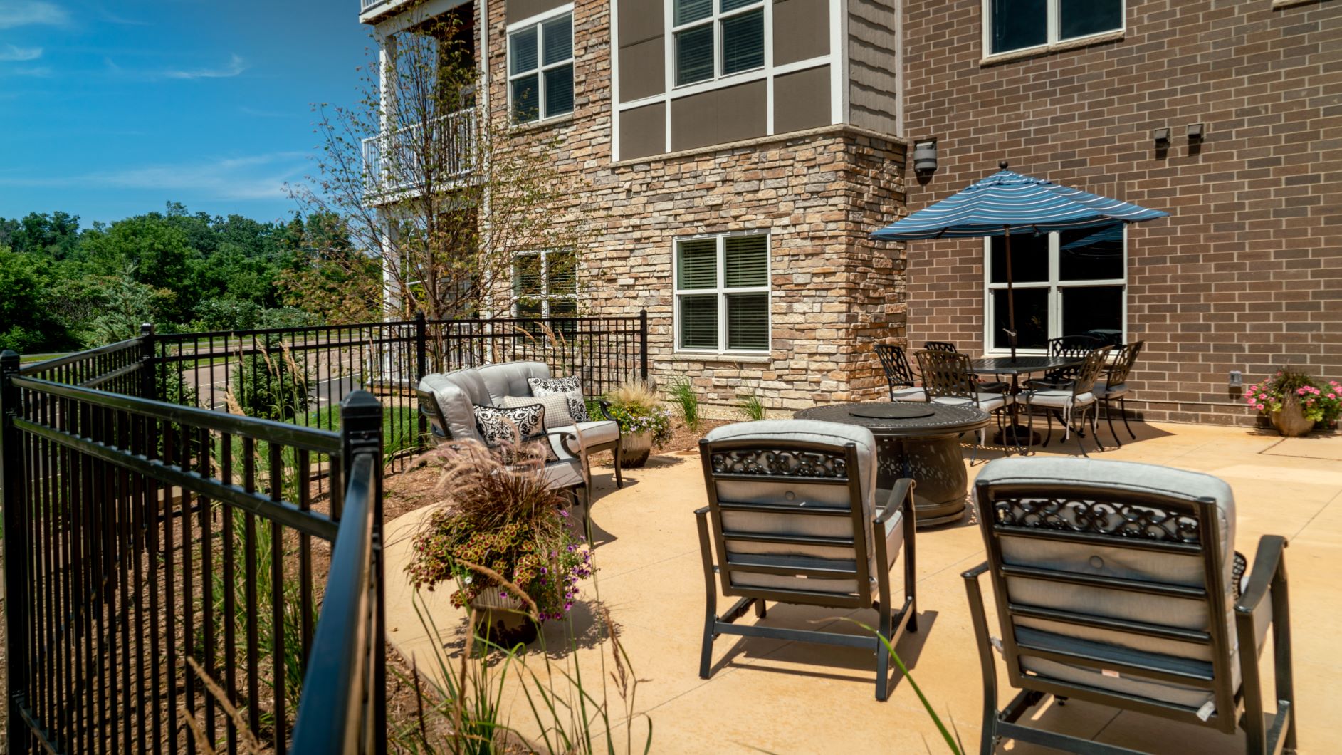 Prairie Bluffs is designed to provide you with a worry-free, enriching lifestyle. In addition to our apartments, many of which are outfitted with a full kitchen, washers and dryers, and decks or patios, our pet-friendly community offers a variety of amenities