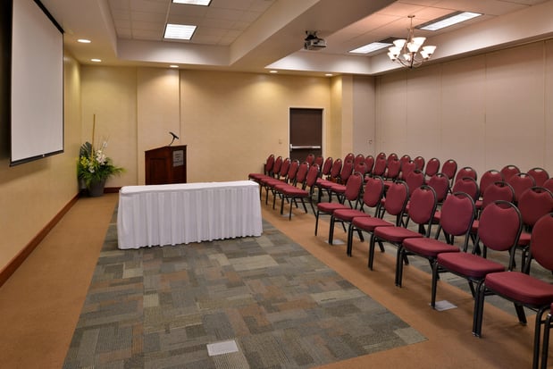 Images Holiday Inn Madison at the American Center by IHG