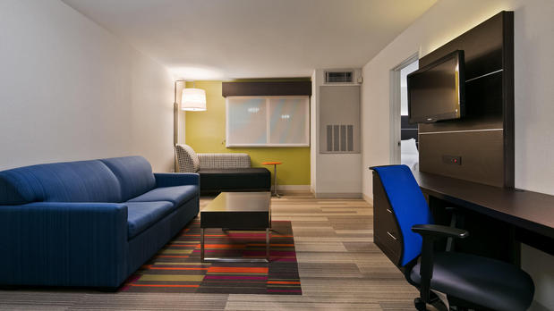 Images Holiday Inn Express & Suites Everett by IHG