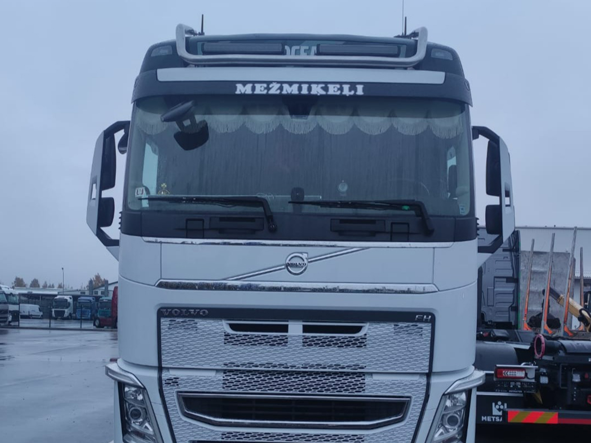 Mežmikeļi kokvedējs meža izvešanā