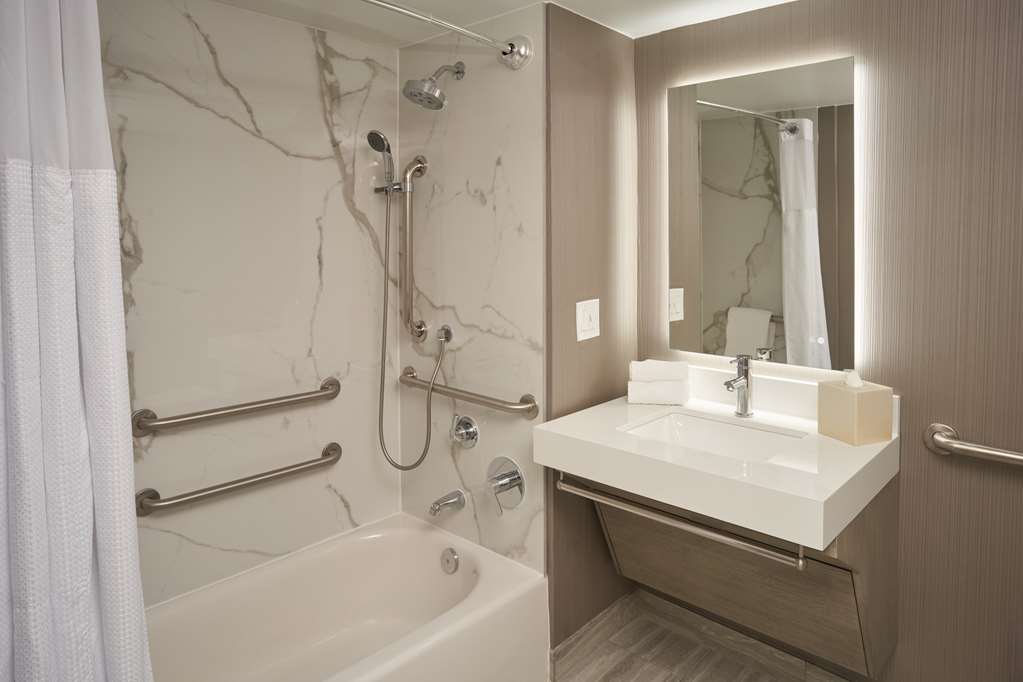 Guest room bath