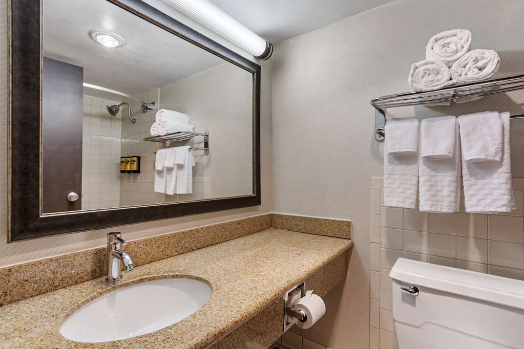 1 Queen Bathroom