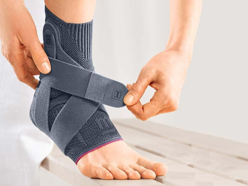 Bandagen um Knöchel / Sprunggelenk zu stabilisieren und vor Verletzung zu schützen von medi