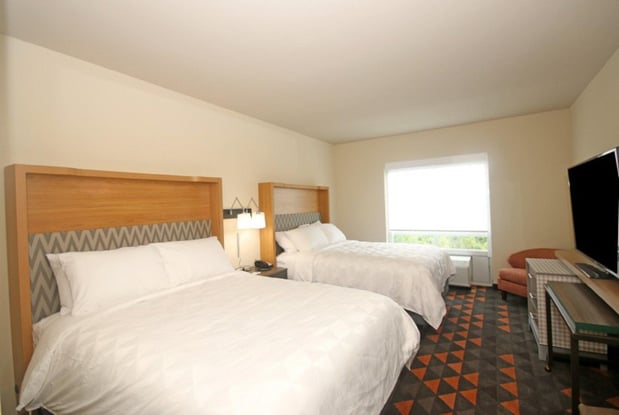 Images Holiday Inn & Suites Fayetteville W-Fort Bragg Area by IHG