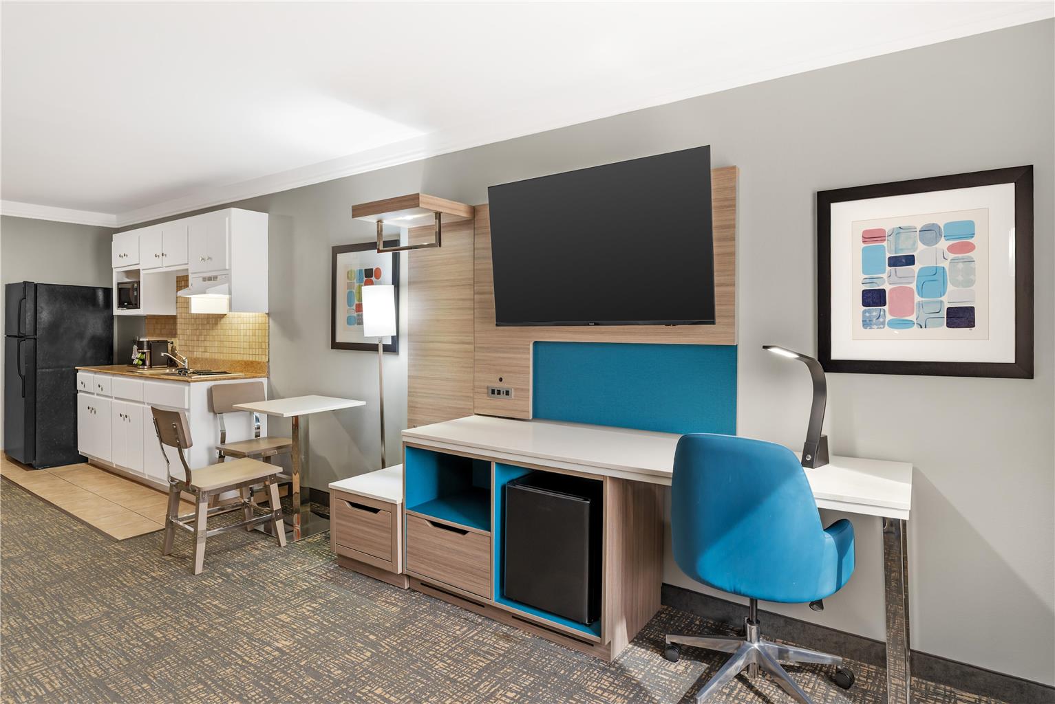 1 King Bed w/ Sofabed + Kitchen