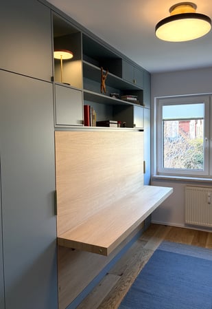 Geht Gästebett, Homeoffice und sogar Platz für den Hometrainer auf nur 12 m²? Klar – wenn das Konzept stimmt.

Dieses kleine Zimmer zeigt, wie gut sich Funktion und Stil verbinden lassen. Das Gästebett ist platzsparend eingebaut und wird einfach nur...
