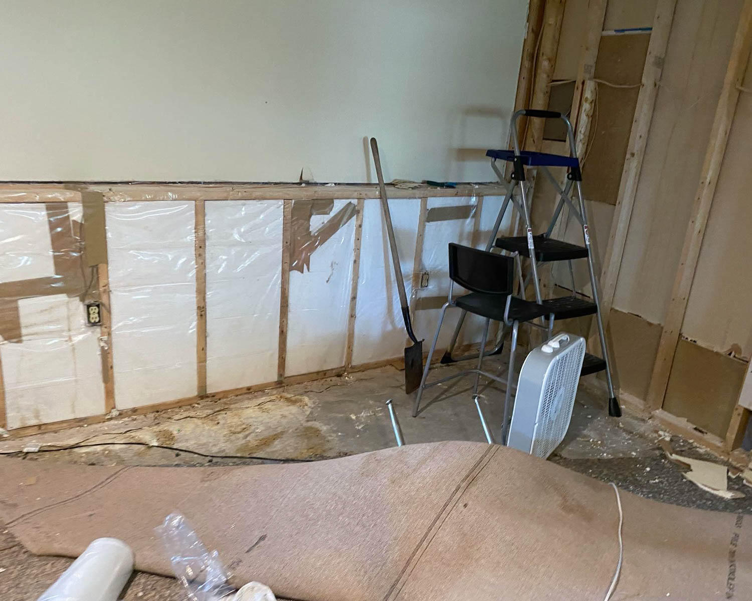 If your Woodbury, MN, property is experiencing urgent water damage, contact SERVPRO of Woodbury, Cottage Grove right away. We are a full-service water restoration company that is available to you 24/7.