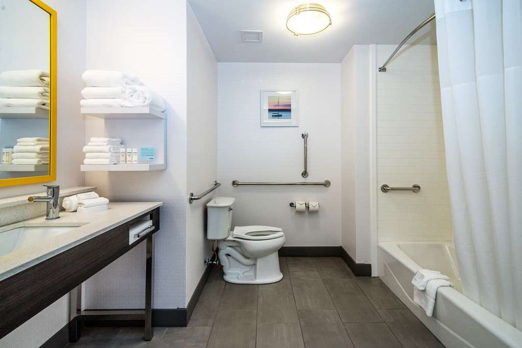 Guest room bath