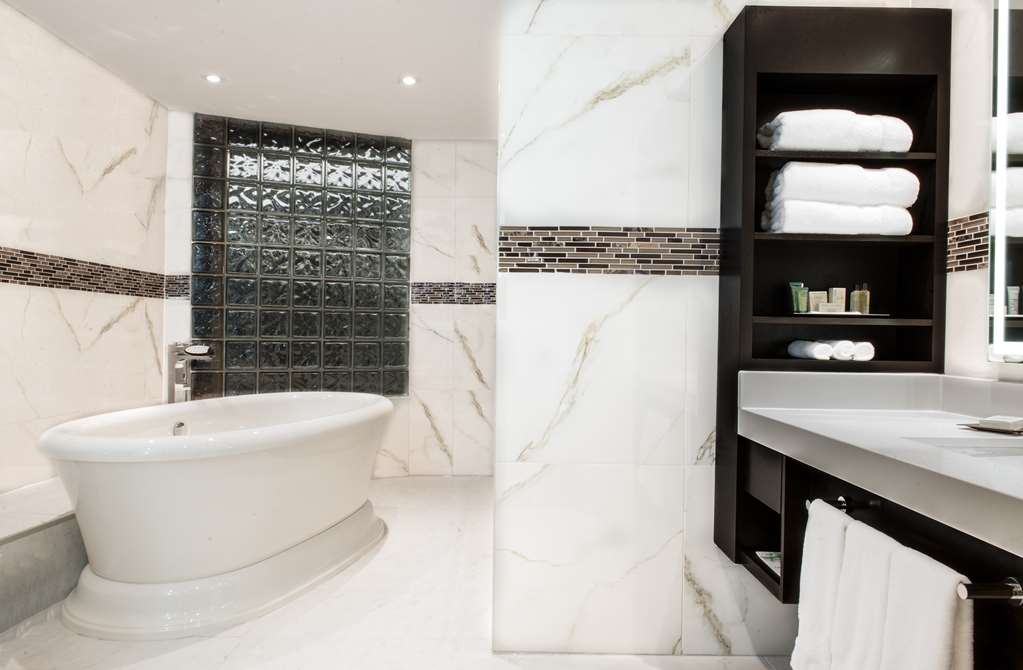 Hilton Toronto/Markham Suites Conference Centre & Spa à Markham: Guest room bath