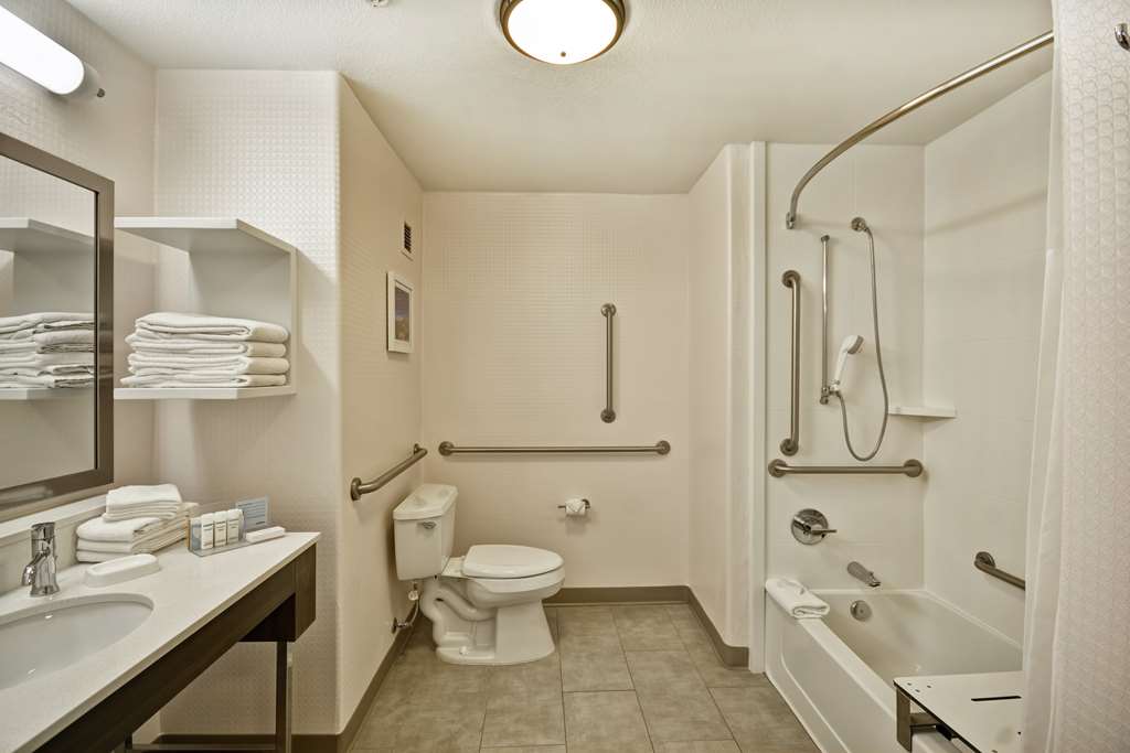 Guest room bath