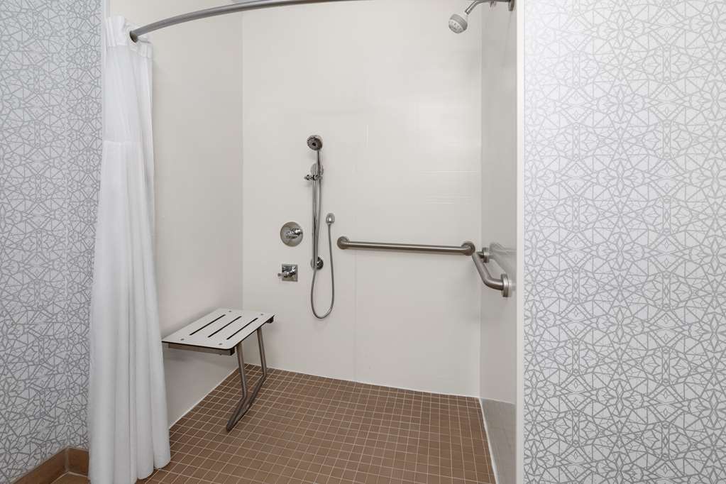 Guest room bath