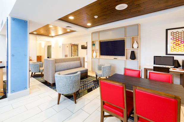 Images Holiday Inn Express & Suites Shelbyville by IHG