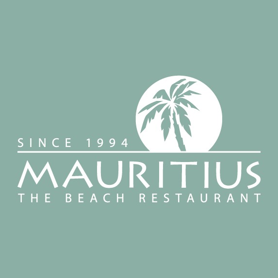 Mauritius Logo: Das Markenzeichen von Mauritius – The Beach Restaurant. Modernes Branding mit sommerlichen Elementen, das für entspannte Atmosphäre, leckeres Essen & Urlaubsfeeling steht.