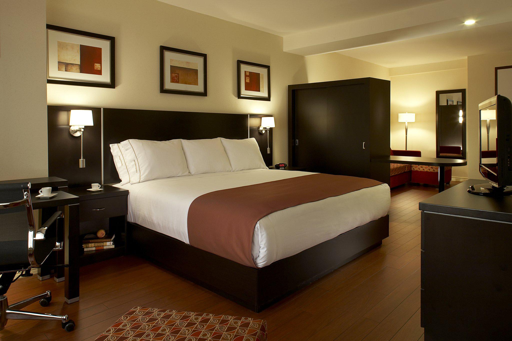 Images Holiday Inn & Suites Montreal Airport, an IHG Hotel