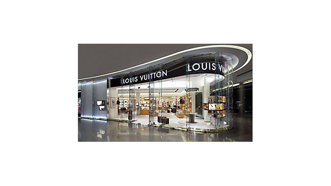 LOUIS VUITTON CLIENT ADVISOR ANSWERS YOUR PRODUCT QUESTIONS ON