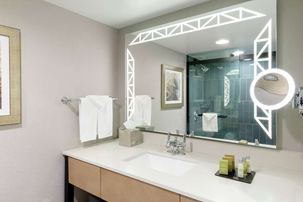 Guest room bath