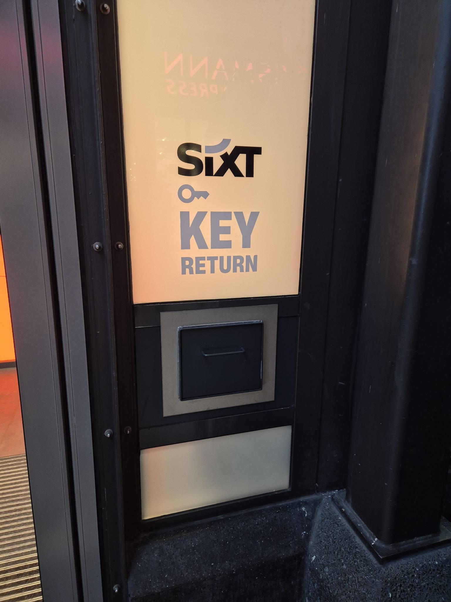 SIXT Autovermietung Kassel-Wilhelmshoehe Bahnhof, Willy-Brandt-Platz 1 in Kassel