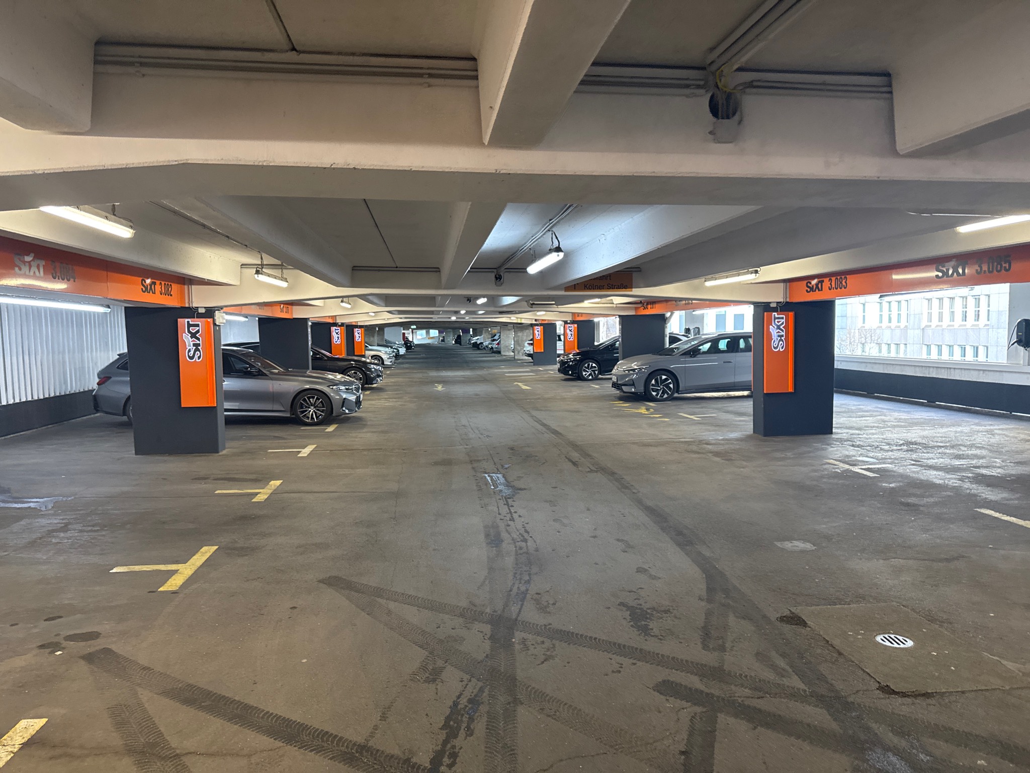 SIXT Autovermietung Düsseldorf Zentrum/HBF, Willi-Becker-Allee 10 in Düsseldorf