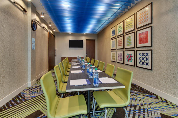 Images Holiday Inn Express & Suites Nashville Metrocenter Downtown by IHG