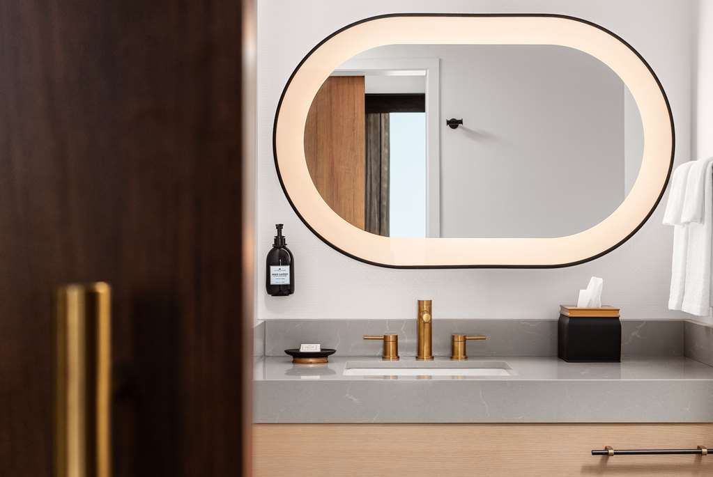 Guest room bath