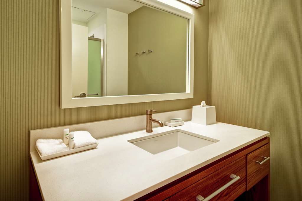 Guest room bath