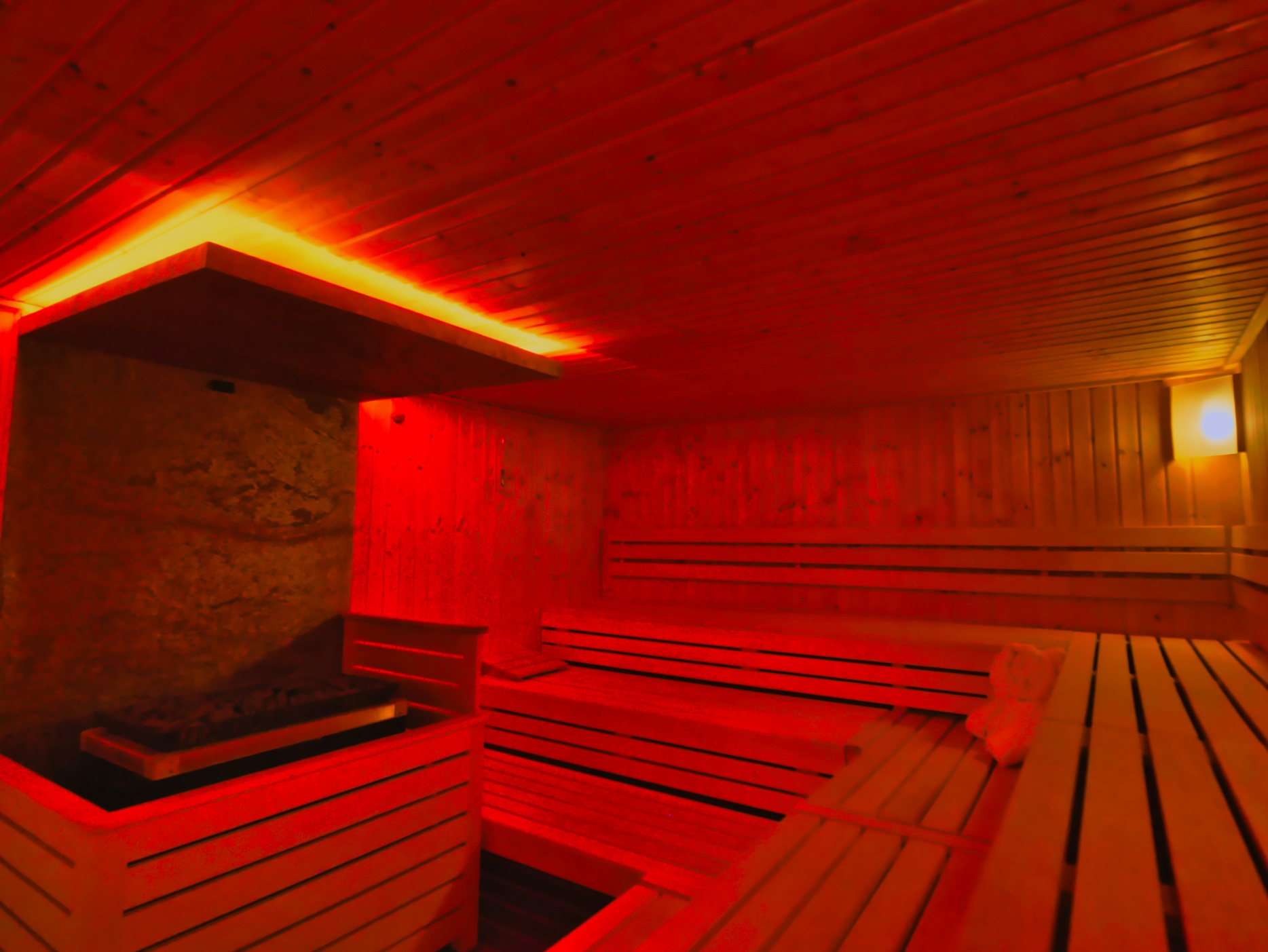 Saunabereich mit Indoor-Pool (21°C)