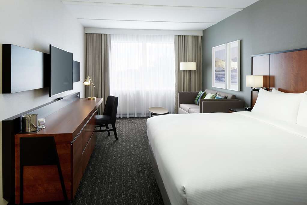 Guest room DoubleTree by Hilton Montreal Airport Dorval (514)631-4811