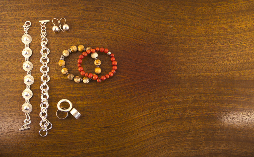 handgefertigter Schmuck von SARON GHEZAI
Armbänder, Ohrringe und Ringe
