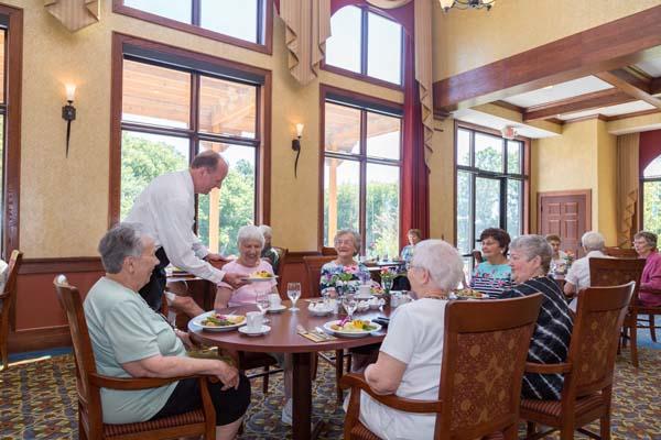 At Eagan Pointe Senior Living, our residents enjoy home-cooked, restaurant-style meals served in beautiful dining areas. Our kitchen offer extensive hours and our professionally trained chefs create 3 delicious meals everyday, for breakfast, lunch, and dinner.