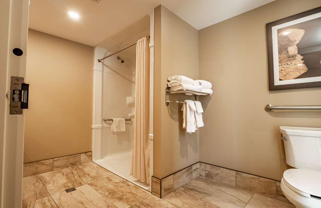 accessible bathroom Best Western Plus Cairn Croft Hotel Niagara Falls (905)356-1161