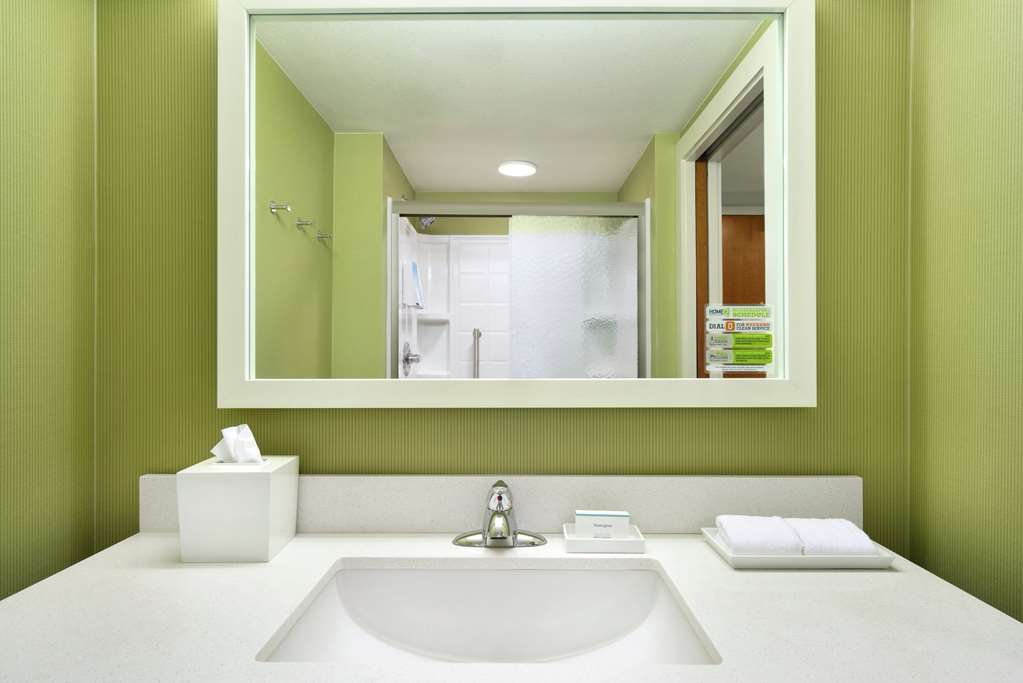 Guest room bath