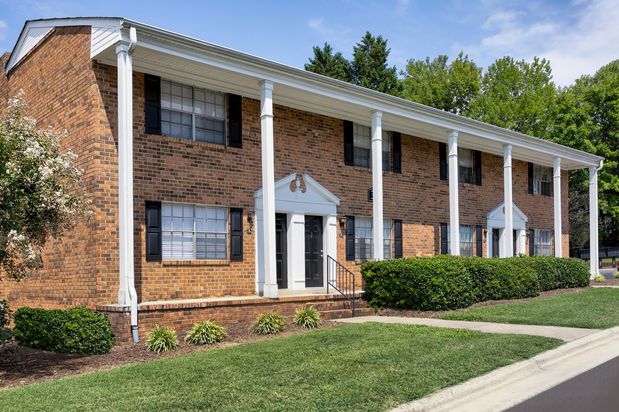 Images Colonial Townhouse Apartments