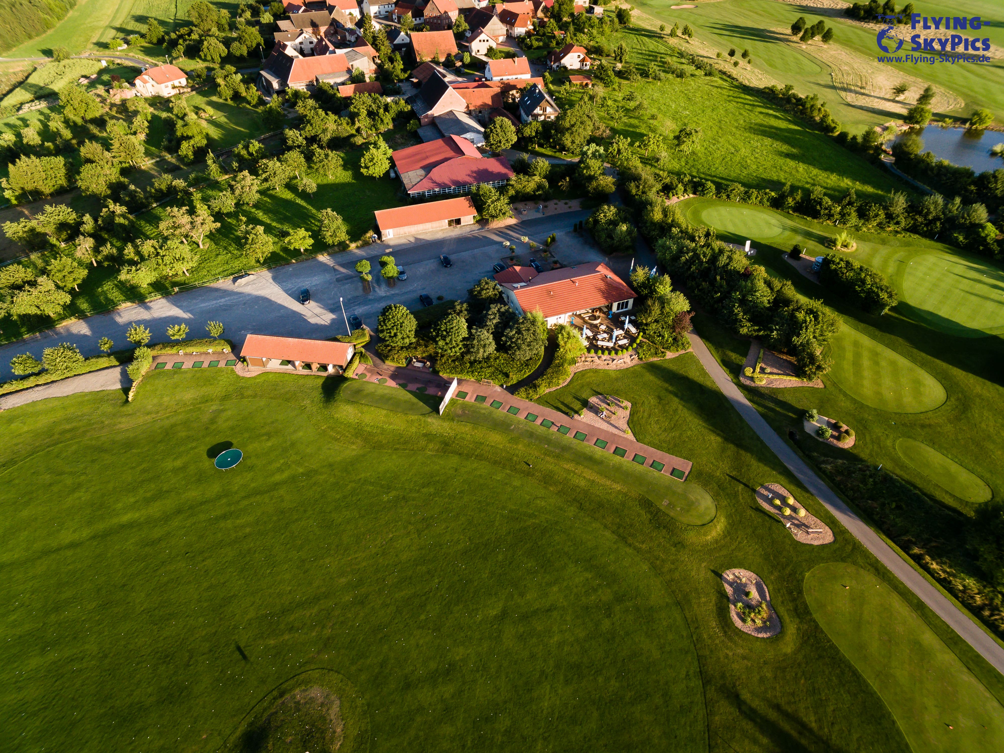 Luftaufnahme einer Driving Range auf dem Golfplatz