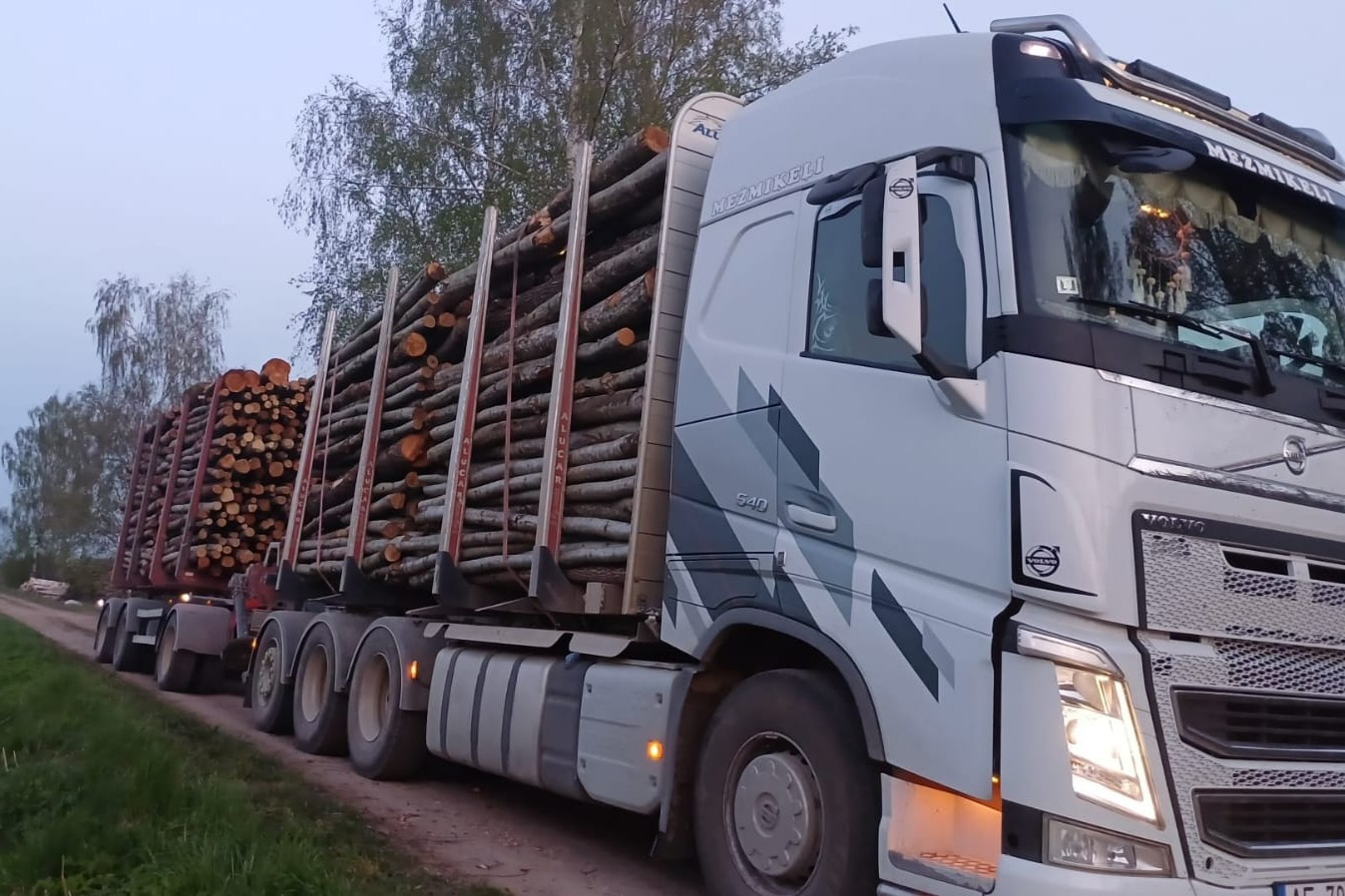 SIA Mežmiķeļi, veic dažādu kokmateriālu, tostarp malkas, papīrmalkas un zāģbaļķu, iepirkšanu krautuvē, nodrošinot klientiem izdevīgus nosacījumus.