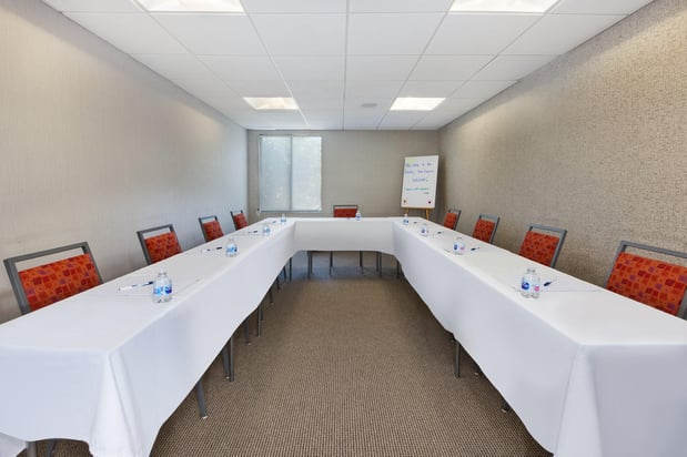 Images Holiday Inn Express Waldorf by IHG