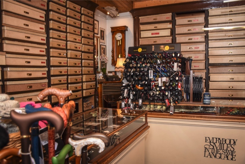 Handschuh am Neubau Gabriele Budweiser, Autohandschuhe, Hochzeitsschirme , FALKE Socken, Hosenträger Manufaktur, Regenschirme, Sonnenschirme UV Protektion, Doppler,  KNIRPS,  EMIL Trinkflasche, Paprcuts, CALEOS Holzschuhlöffel, Seidenhascherln, Selbstbind, Neubaugasse 44 in Wien