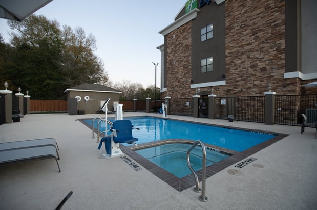 Images Holiday Inn Express & Suites Cleveland by IHG