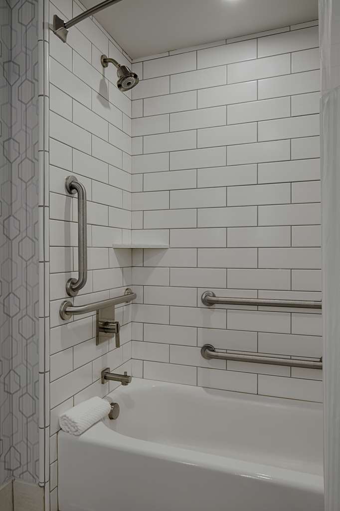 Guest room bath