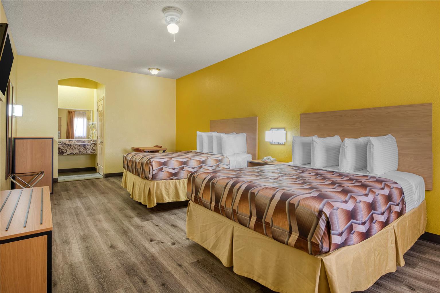 2 Queen Beds