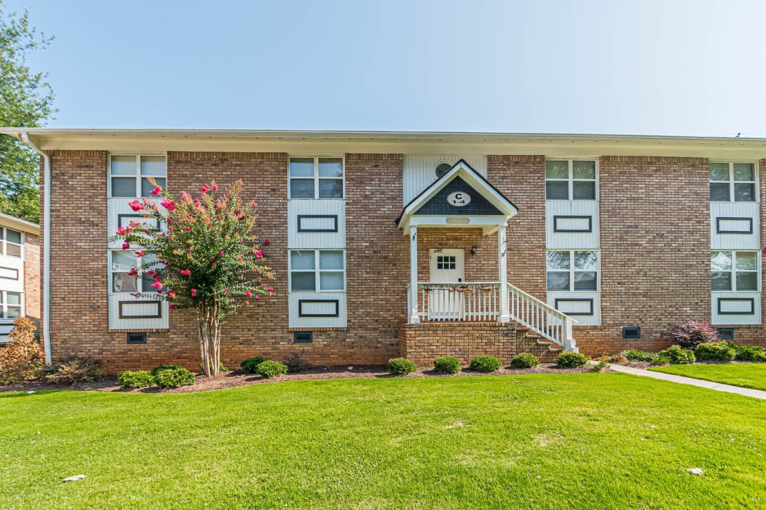 Exterior of Georgian Oaks Apartments