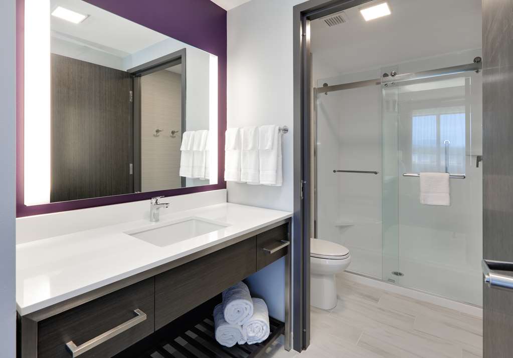 Guest room bath