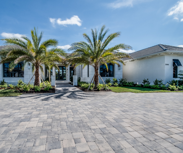 Images Tetyana Hanna, Sarasota Real Estate Agent 〡 KW Coastal Living III
