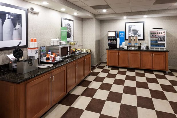 Images Hampton Inn & Suites Cedar Rapids - North
