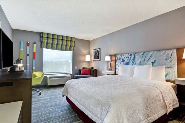 Images Hampton Inn & Suites Newark-Harrison-Riverwalk